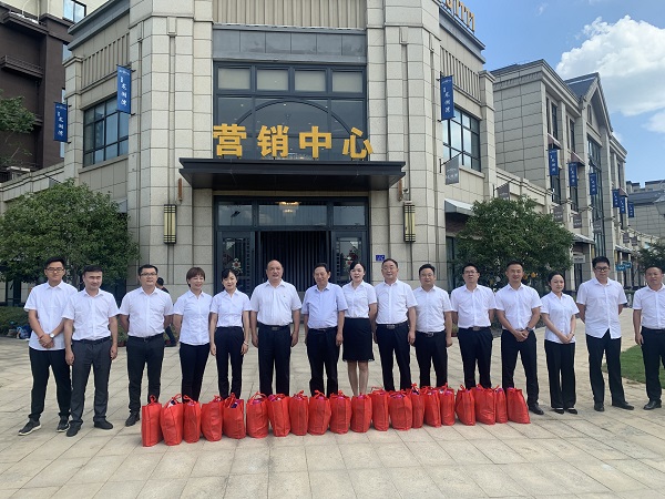 集团工会一行到徽盐地产六安项目开展“送清凉”慰问活动